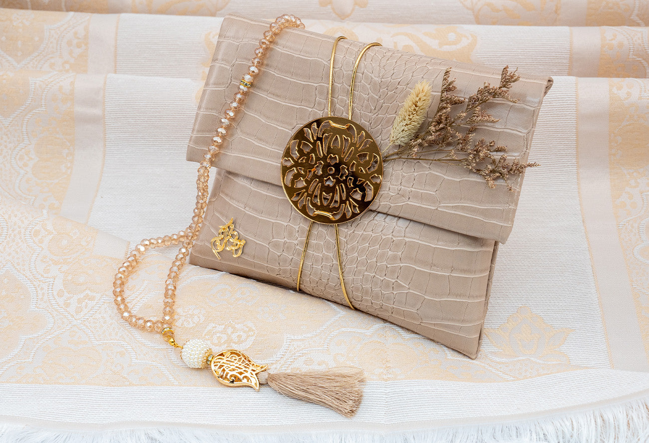 ELEGANT HANDBAG WITH GOLDEN ACCENTS